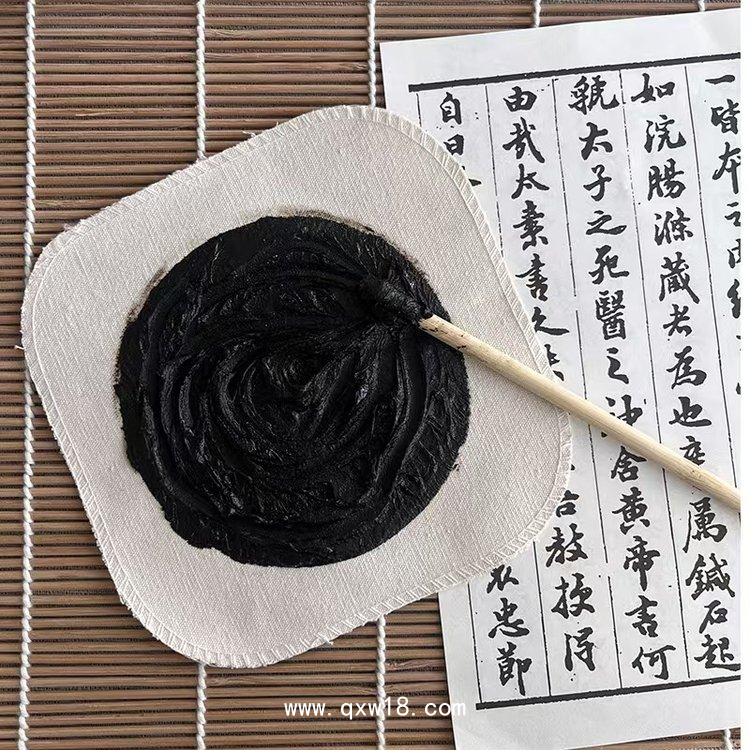 傳統(tǒng)老黑膏藥貼現(xiàn)貨批發(fā)貼牌代加工老黑膏生產(chǎn)廠家免費打樣?xùn)|進藥業(yè)
